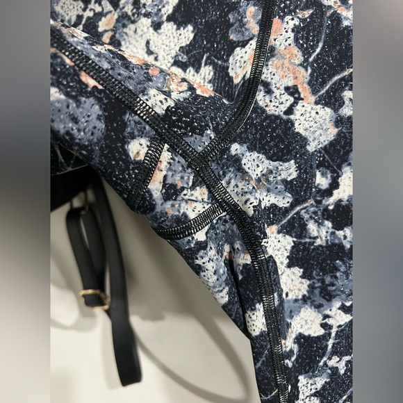 Lululemon Leggings Spring Bloom Size 10 - Picture 8 of 14